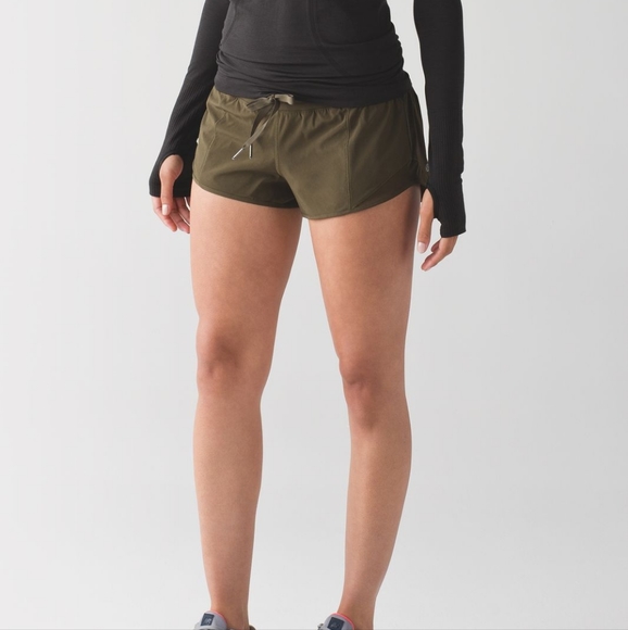 Lululemon Hotty Hot shorts size 8 in EUC - Picture 3 of 15